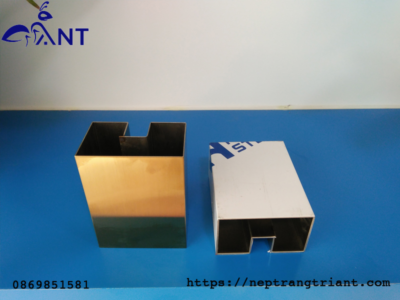 Đố kính inox sát tường