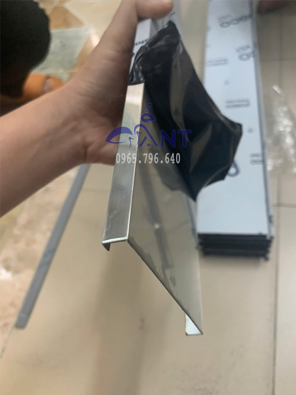 len chân tường 10cm inox 304 trắng xước