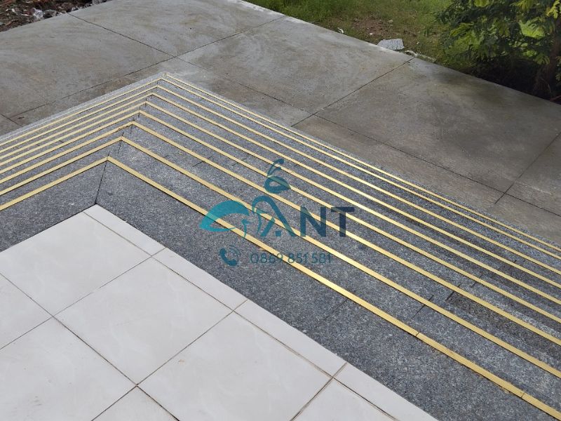 Nẹp đồng chữ L bậc cầu thang ngoài trời